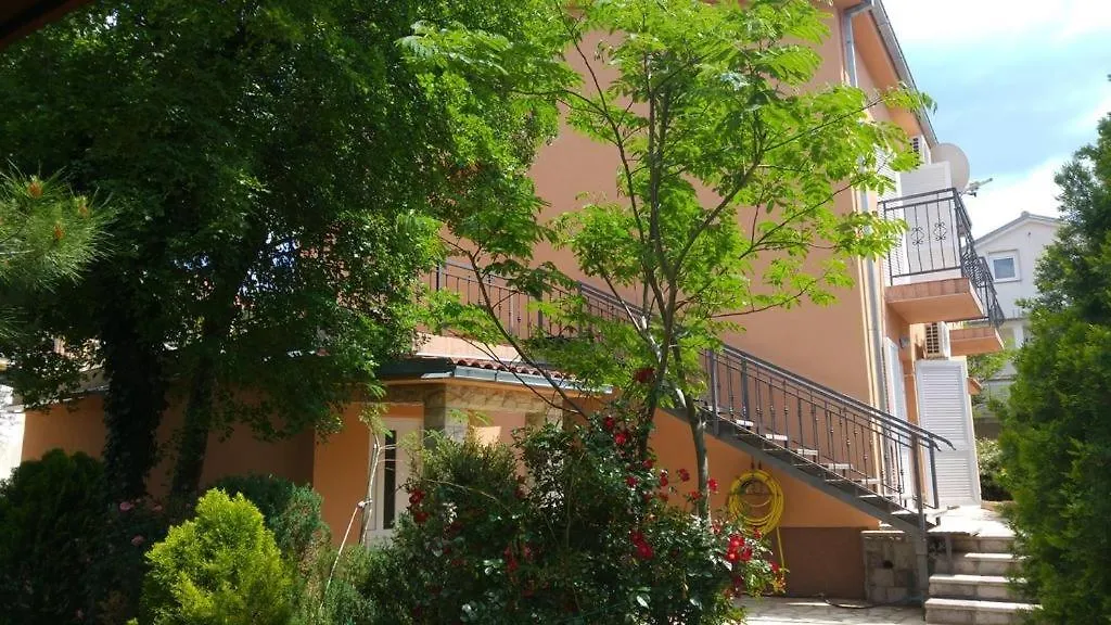 Apartment In Jadranovo With Terrace, Air Conditioning, Wifi