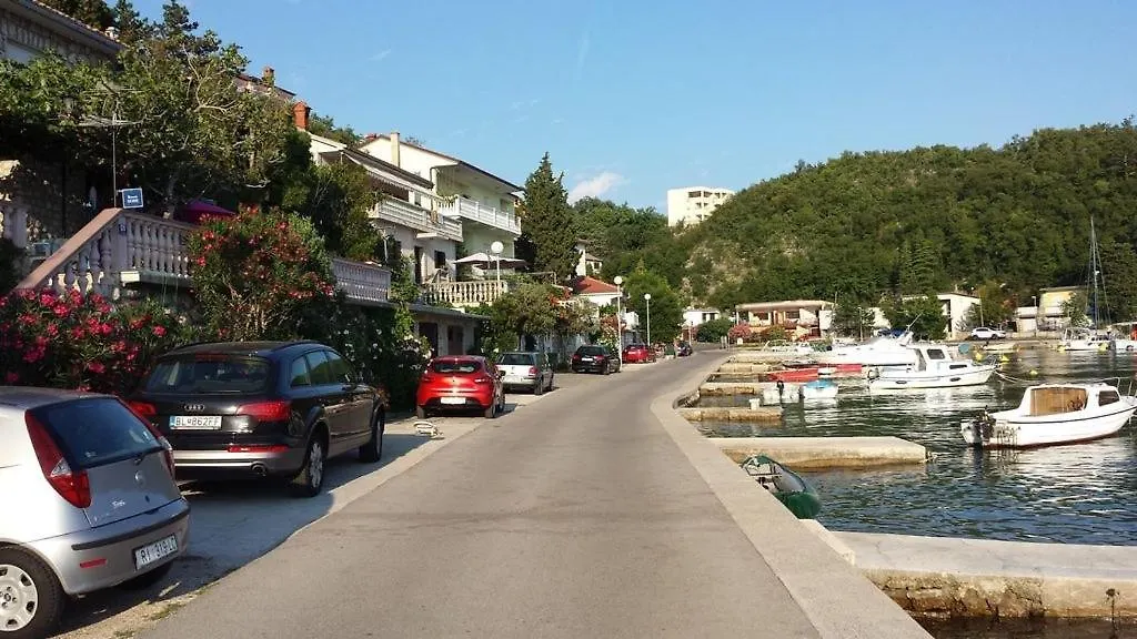 Apartment In Jadranovo With Terrace, Air Conditioning, Wifi