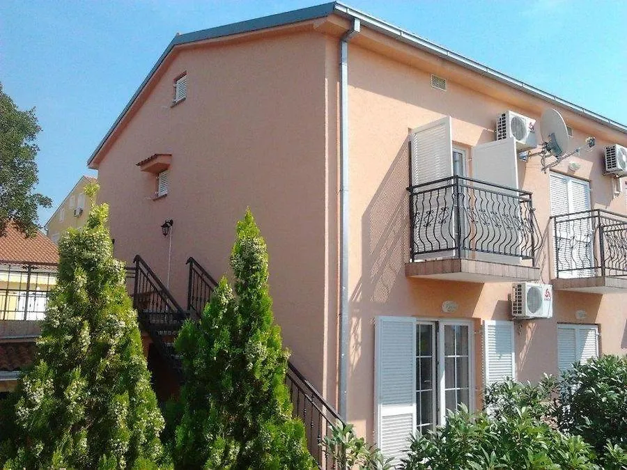 Apartment In Jadranovo With Terrace, Air Conditioning, Wifi